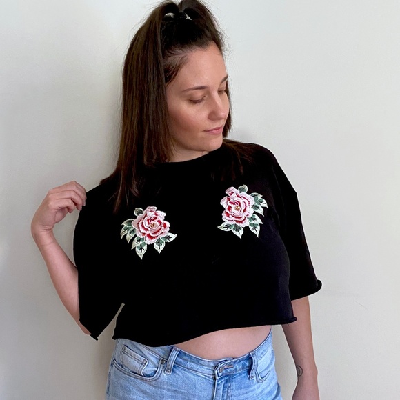 🛍BOGO🛍 H&M Embroidered Crop Top - Picture 1 of 6